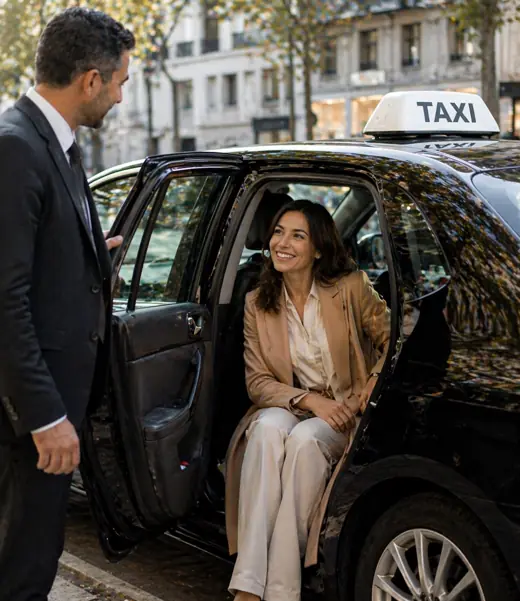 cliente satisfaite dans un taxi avec chauffeur professionnel en France